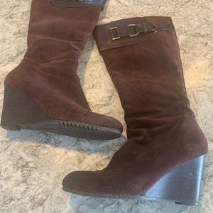 8.5 Aerosole boots suede. Wedge. Easy to walk in.